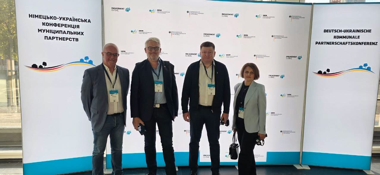 Begegnung mit ukrainischen Partnern während der Deutsch-Ukrainischen Kommunalen Partnerschaftskonferenz in Berlin.