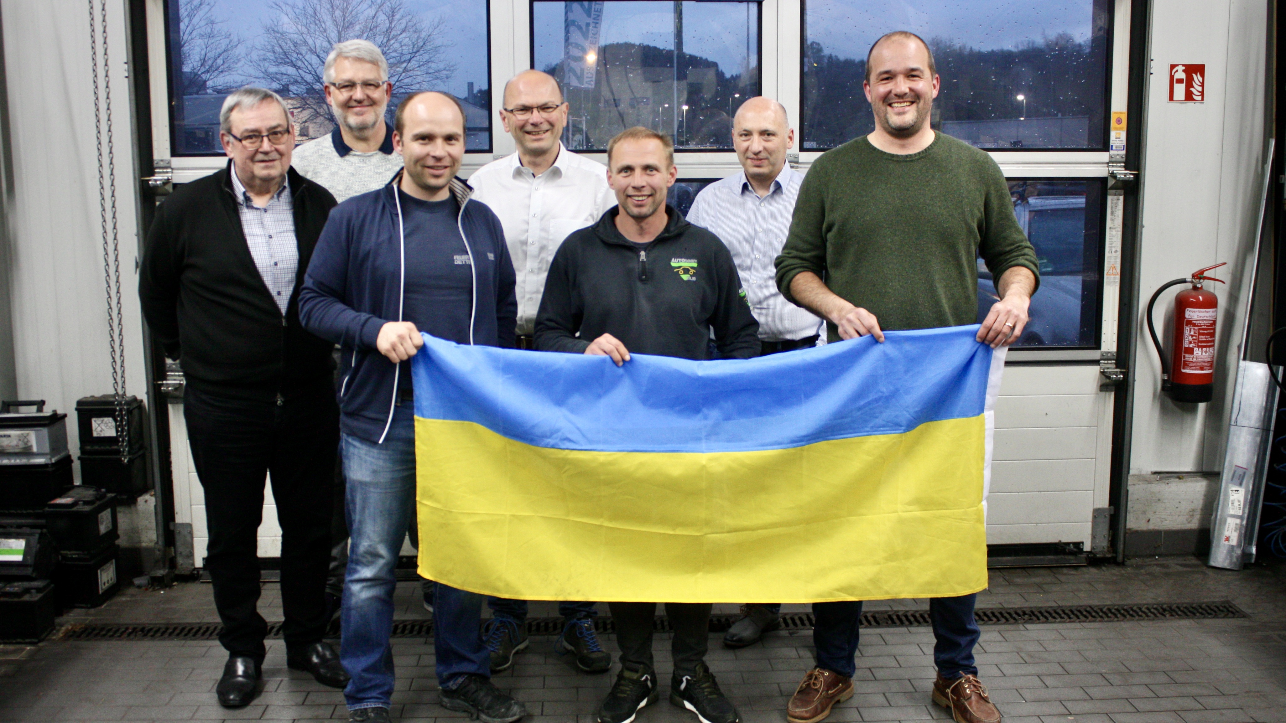Die sieben Gründungsmitglieder von ERMSTAL HILFT mit ukrainischer Flagge