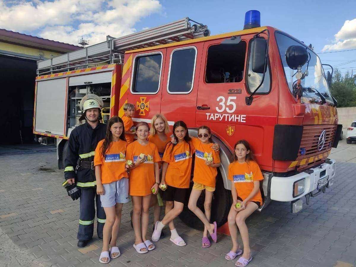 Kinder des Sommercamps beim Feuerwehrtag in Tarutino 2023