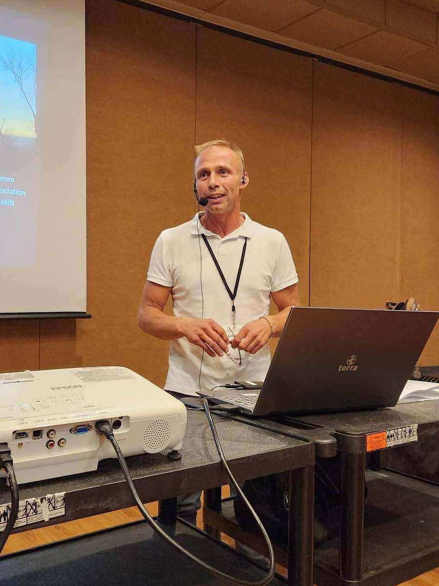 Simon Nowotni als Moderator und Referent in Fargo