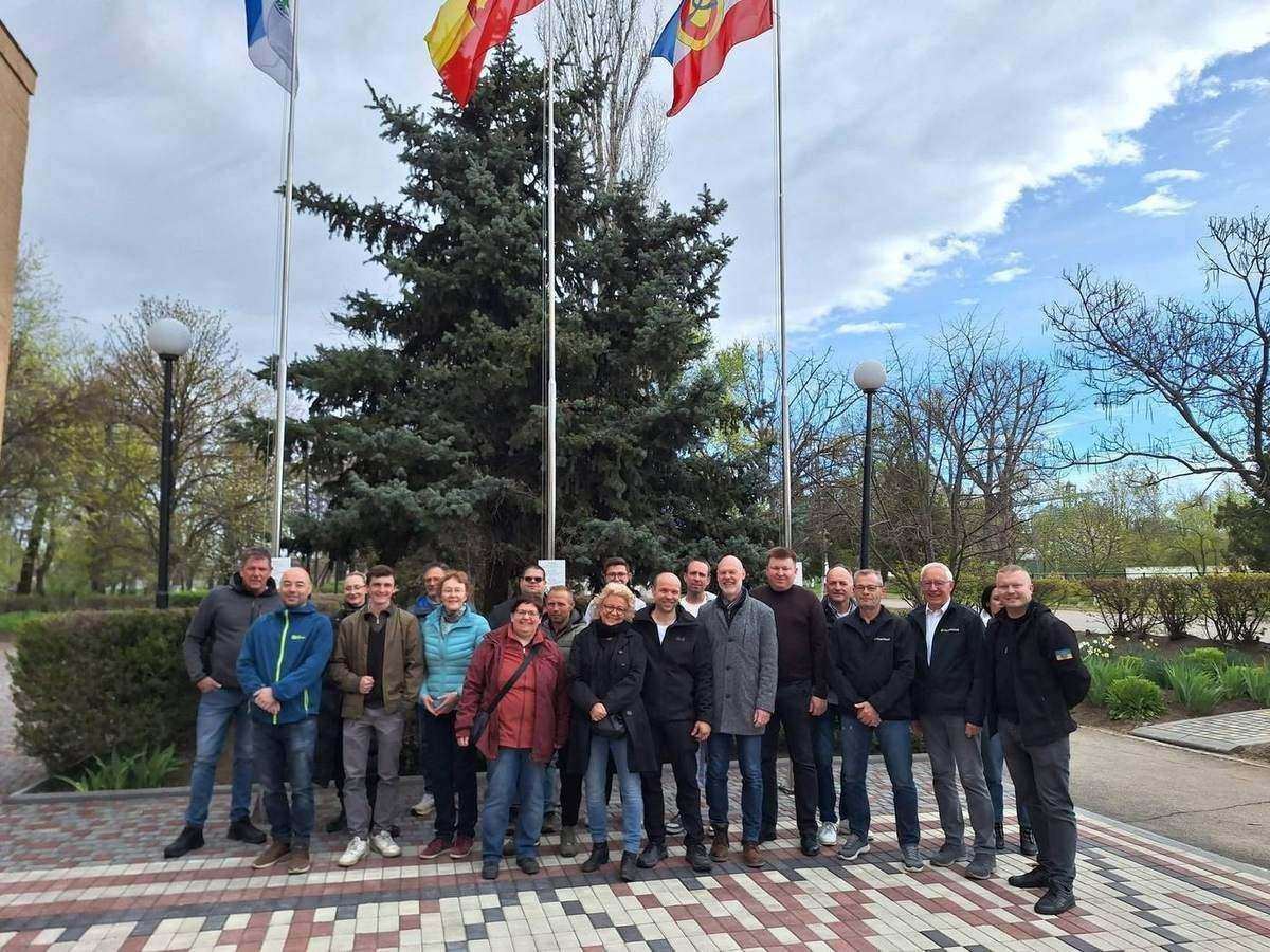 Gruppenbild von Unterstützern und Partnern von ERMSTALHILFT