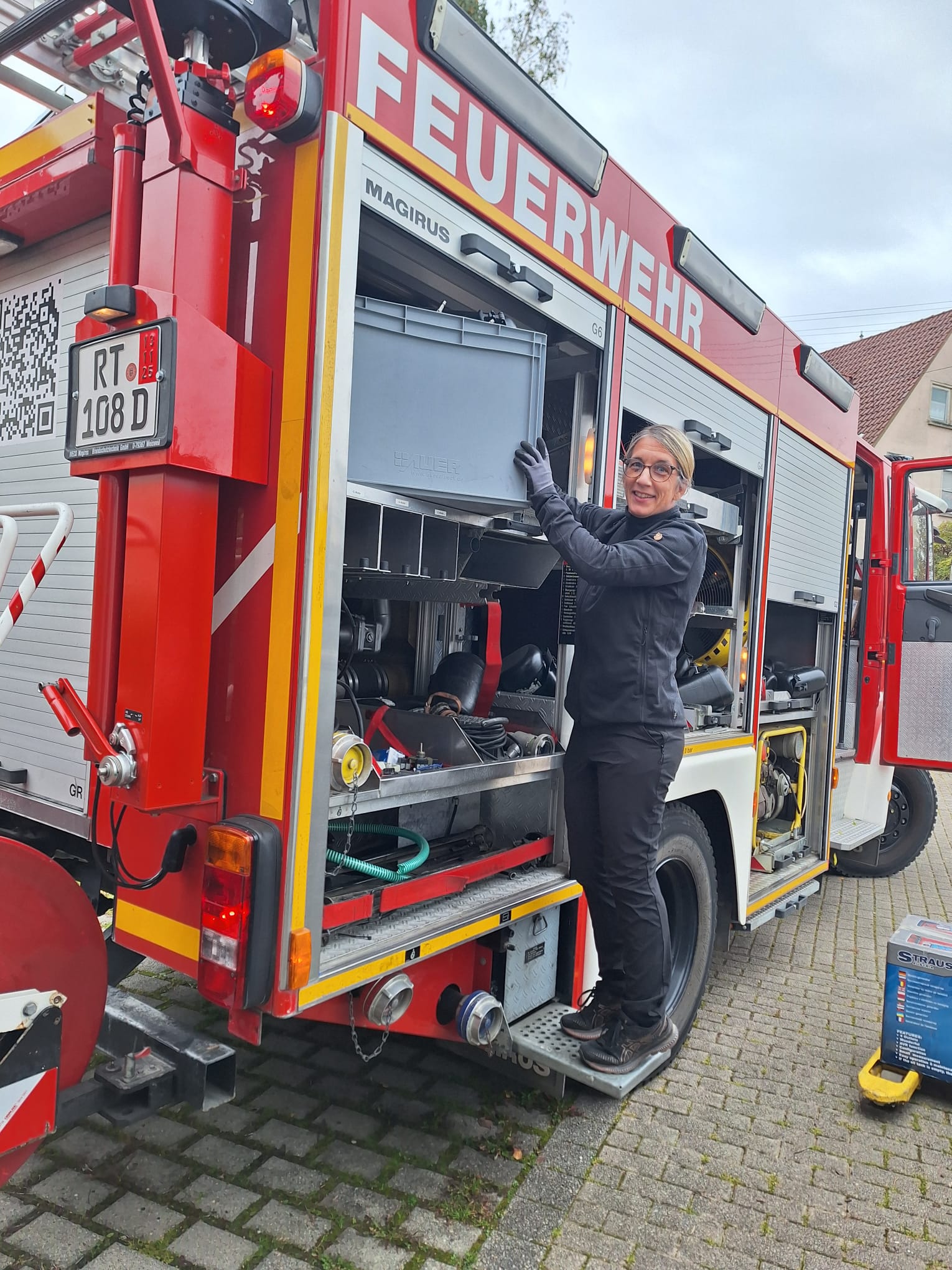 Nicole am Feuerwehrfahrzeug