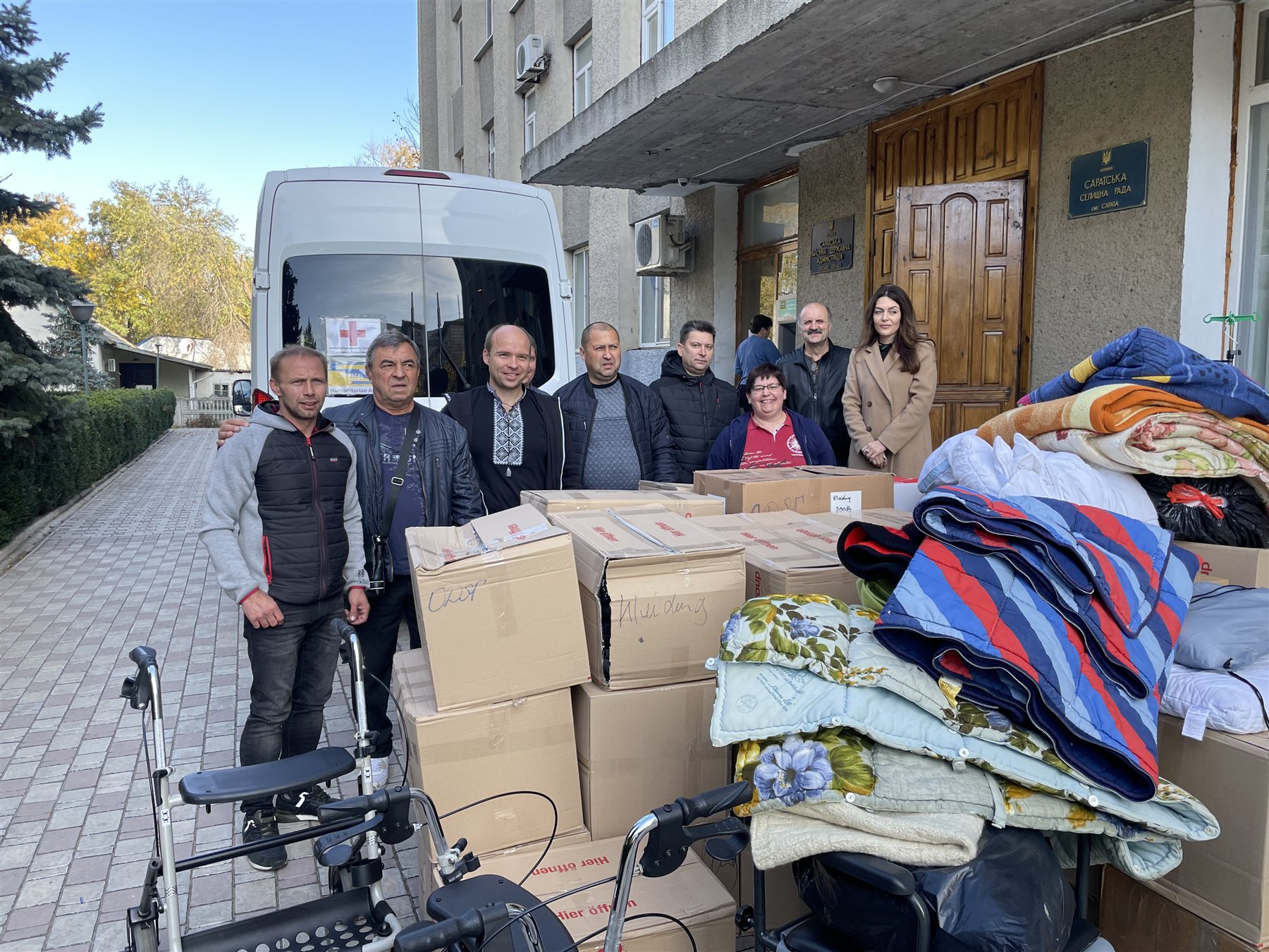 Gruppenbild vor den Hilfsgütern am Rathaus von Sarata