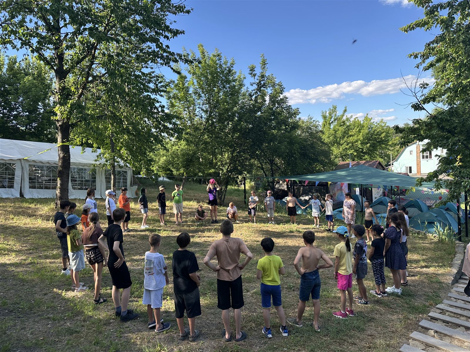 Kinder und Betreuungsteam im großen Kreis beim Sommercamp 2026